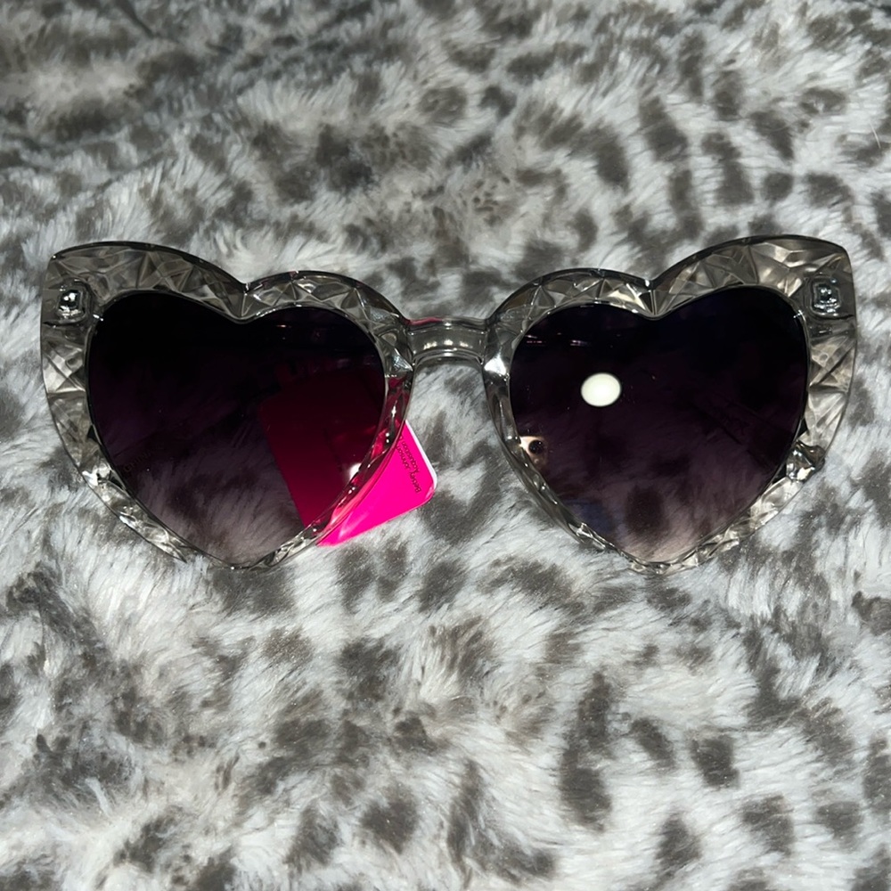 Betsey Johnson Sunglasses heart shaped beveled diamond oversized NWT